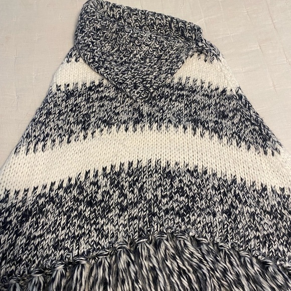 Women's Black and White Knit Poncho - Picture 2 of 4